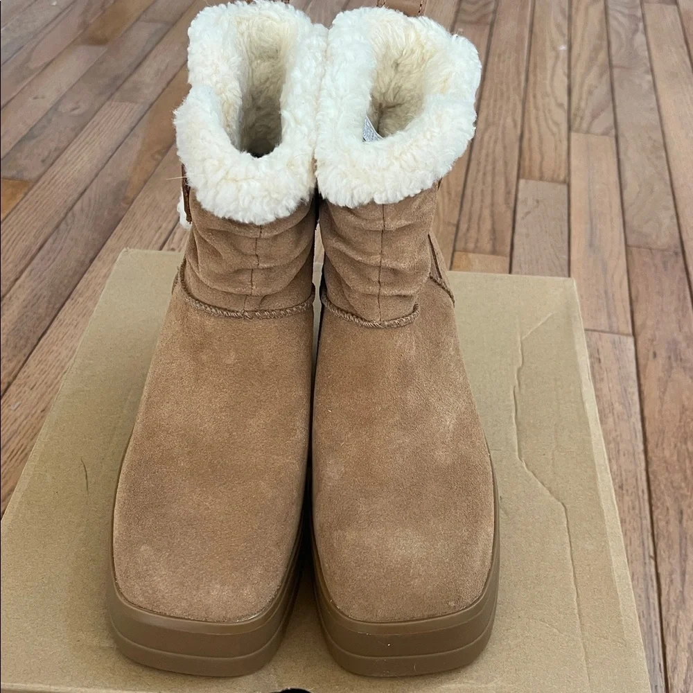 UGG Women's Moxy Bull On Round Toe Boots